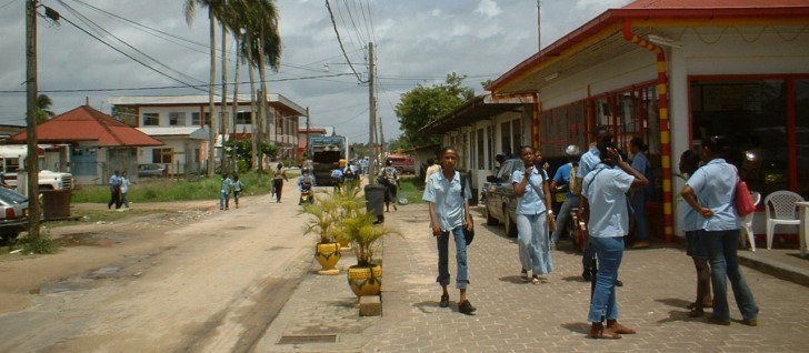 Население Суринам
