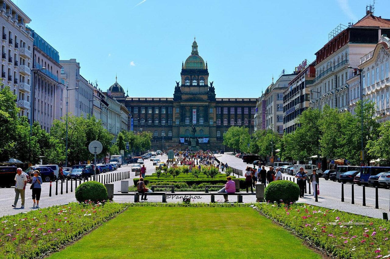На фото Вацлавская площадь в Чехии