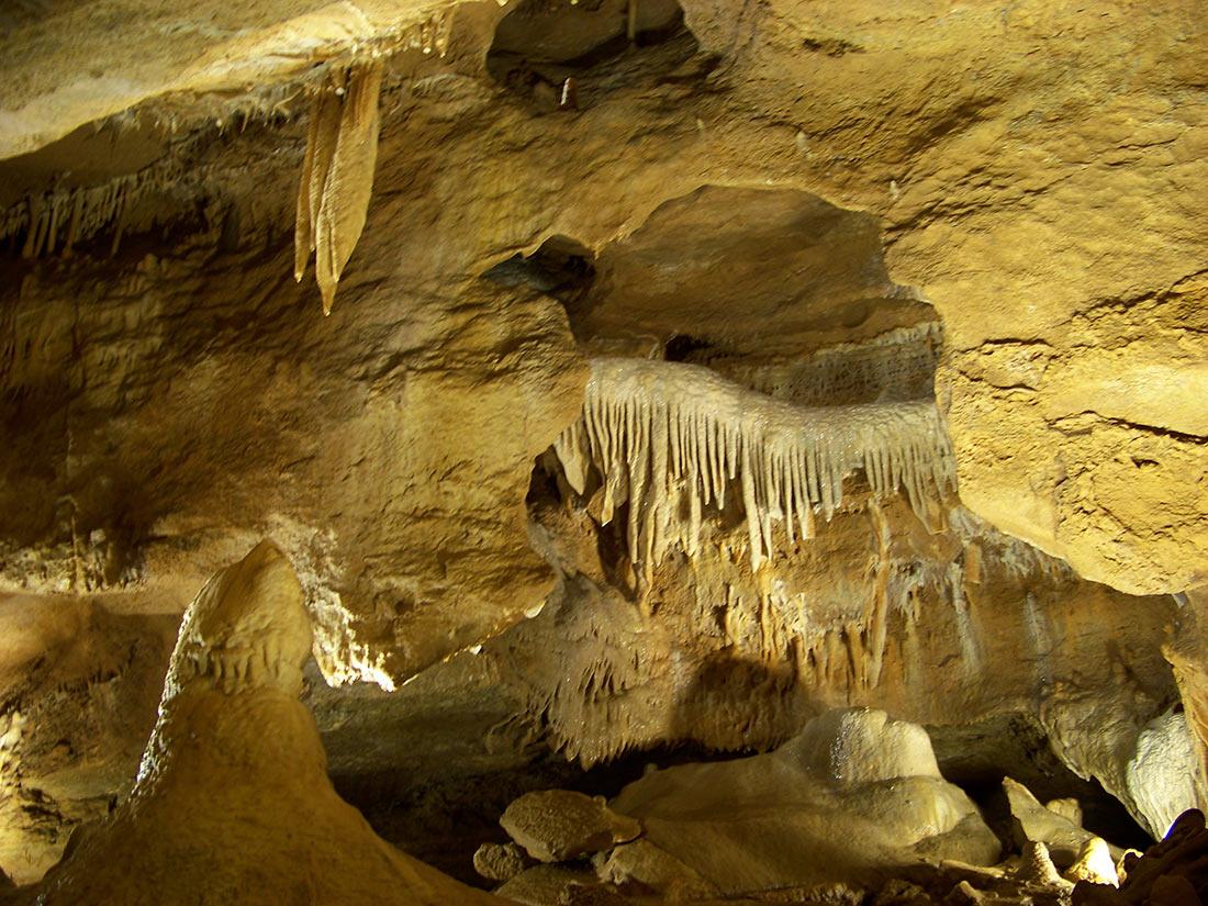 Так выглядят Конепрусские пещеры
