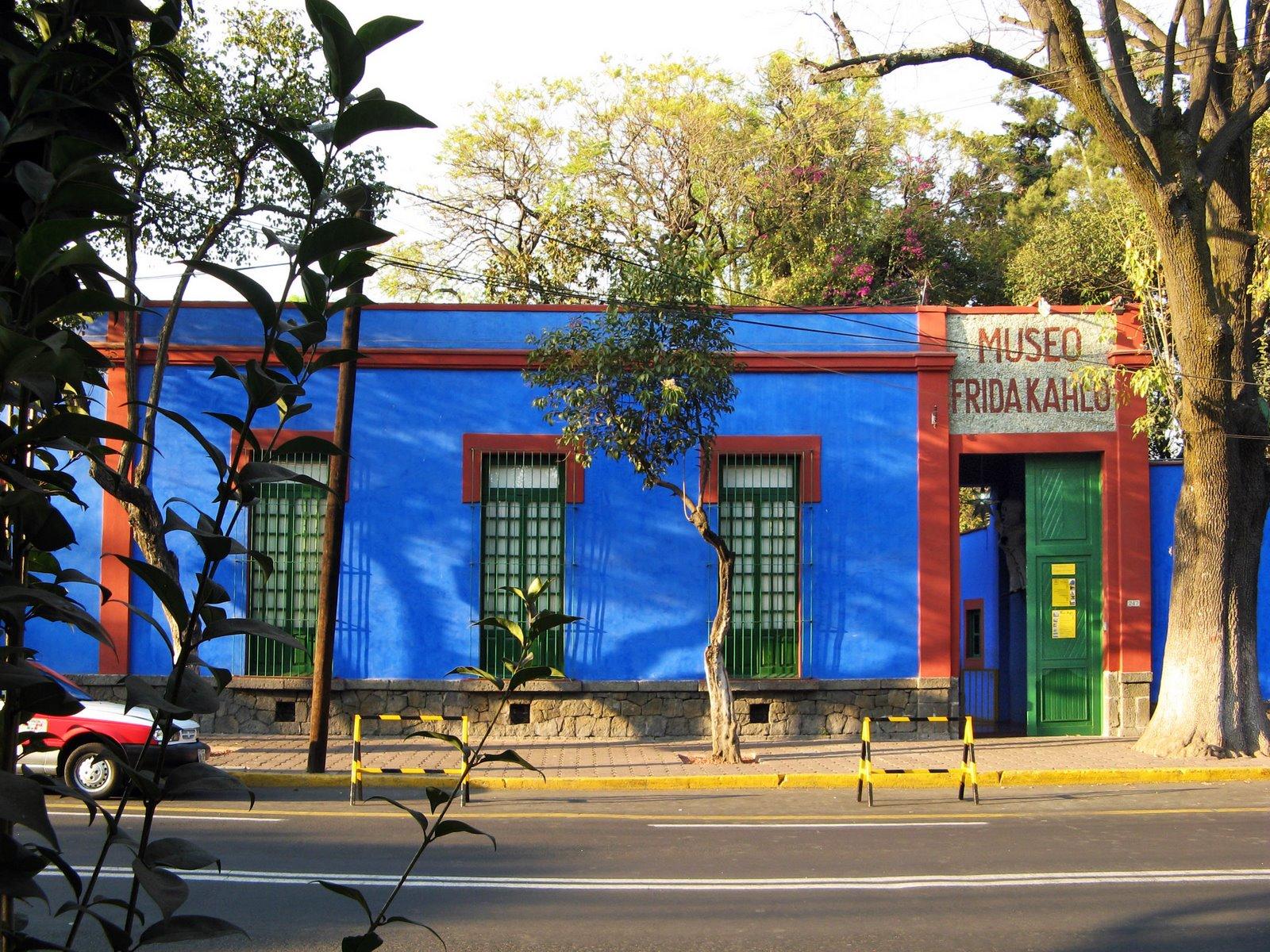 На фото изображён музей Фриды Кало