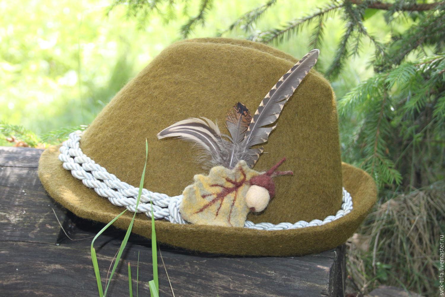 фото Егерские шляпы с красивыми перьями
