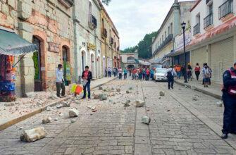 Камни на дороге после землетрясения