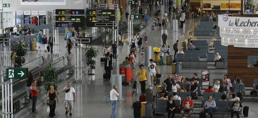 Туристы в аэропорту Малага подняли бунт