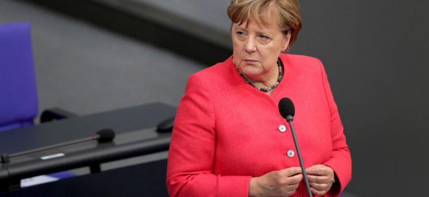 Меркель заступилась за демократию