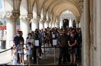 Очередь из туристов в Венеции