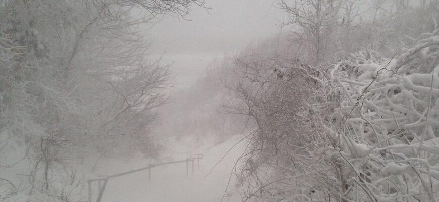 Выпало много снега и бушует вьюга в окрестностях Анталии