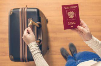 Турист с паспортом и чемоданом
