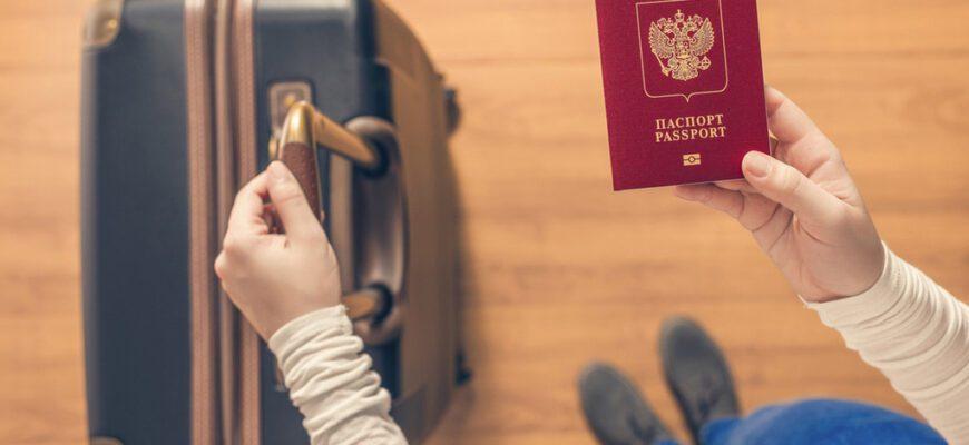 Турист с паспортом и чемоданом