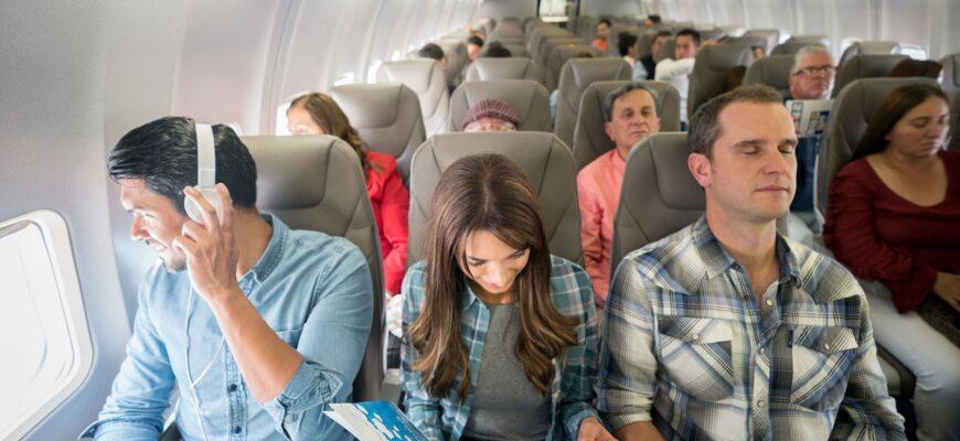 Пассажиры в самолете